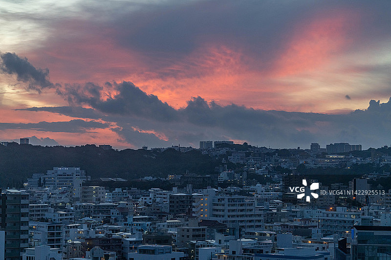 日本那霸市住宅区的晨曦光束图片素材