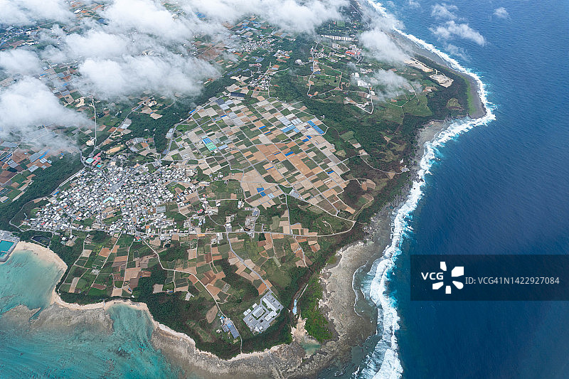 从飞机上俯瞰日本冲绳的珊瑚海滩图片素材