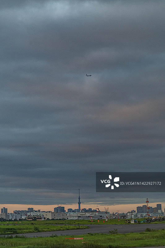 飞过日本东京上空的飞机图片素材