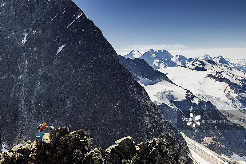 冰川国家公园的登山者攀登壮丽山脊图片素材