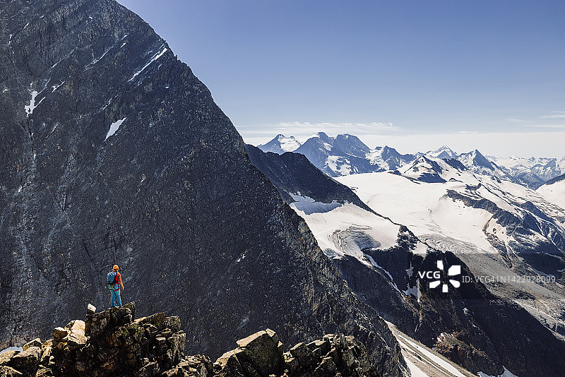 冰川国家公园的登山者攀登壮丽山脊图片素材