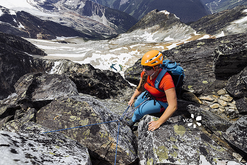 女人准备攀岩速降图片素材