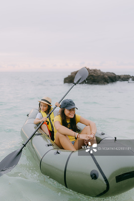 姐妹享受海上皮划艇图片素材