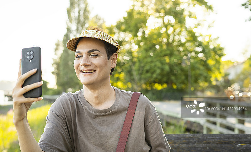 一人在木板路上自拍图片素材