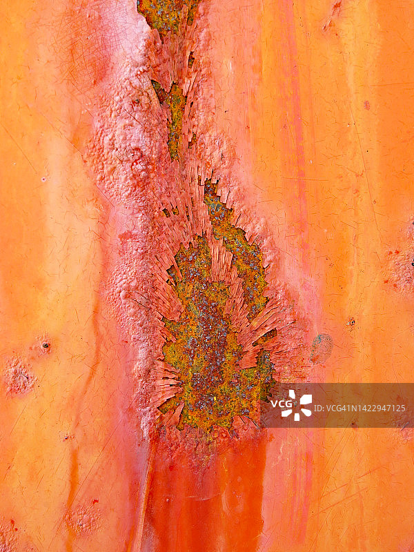 巴黎生锈金属板上的剥落油漆图片素材