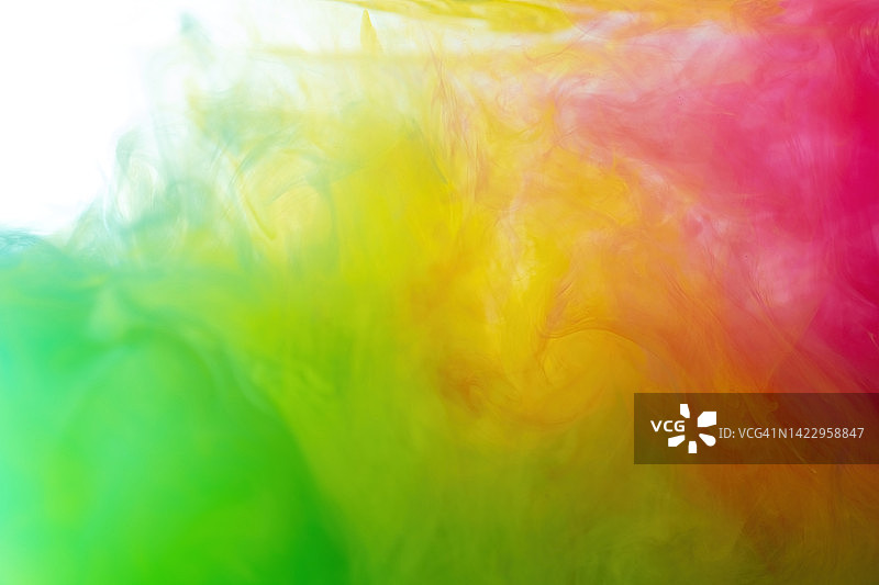 水中墨色颜料倾倒的抽象效果图片素材