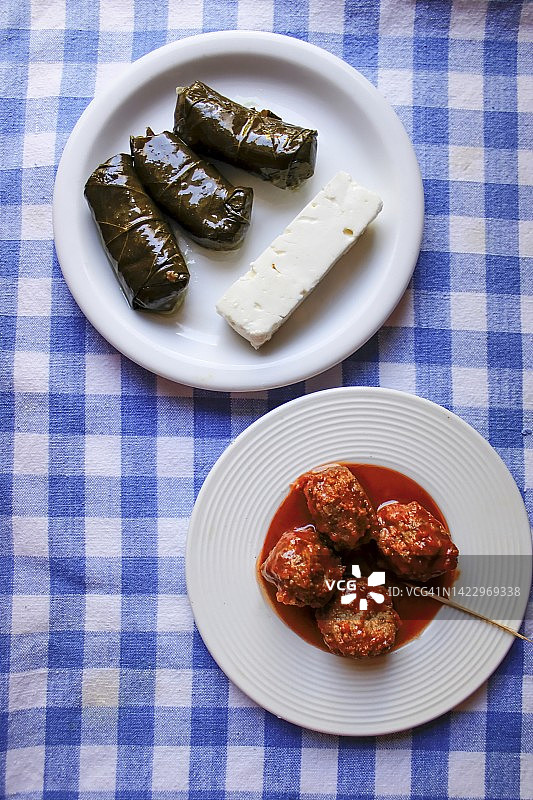 希腊美食：酿葡萄叶、菲达奶酪和肉丸图片素材