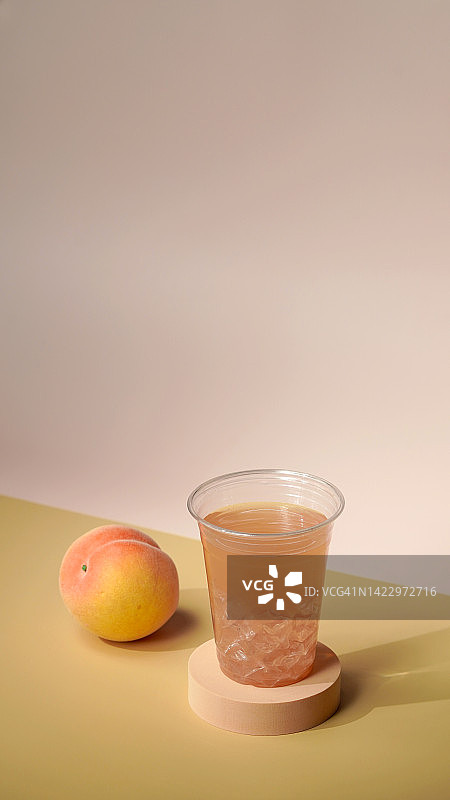 彩色背景冰镇桃子茶图片素材