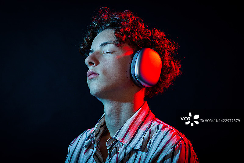 戴耳机听音乐的15岁青少年男孩特写图片素材