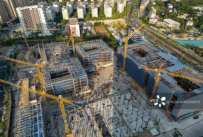 俯瞰大型建筑工地的建筑工地图片素材