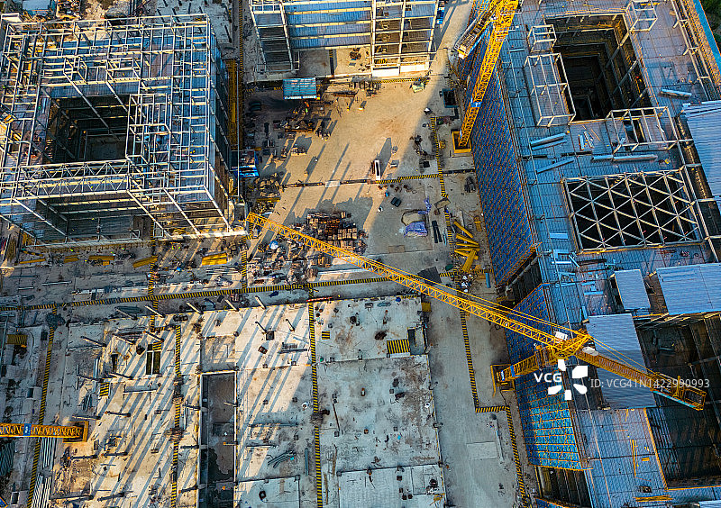 俯瞰建筑工地的起重机图片素材