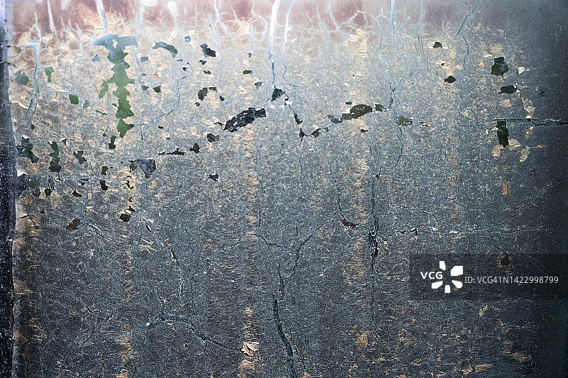 镜子上剥落的黑色破损膜片图片素材