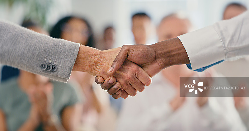 握手，感谢或B2B商业交易，人们在成功后握手，欢迎或雇用新的企业员工。贸易展览观众庆祝合作、介绍或晋升图片素材