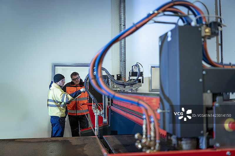 工程工厂内使用等离子切割机的工程师图片素材