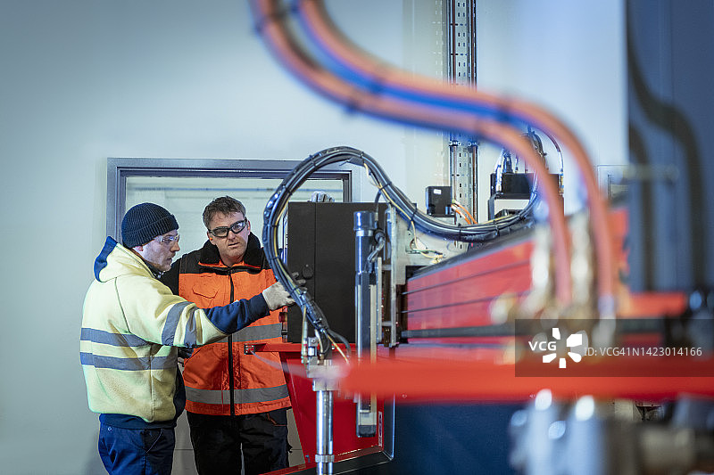 工程工厂内使用等离子切割机的工程师图片素材