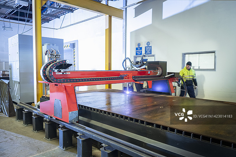 工程工厂内使用等离子切割机的工程师图片素材