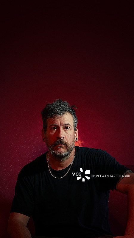 年长男人的影棚肖像图片素材