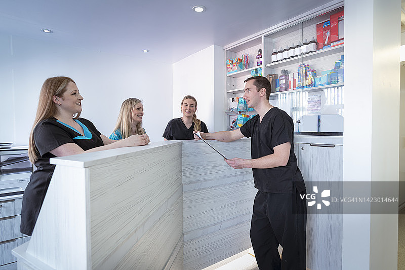 牙医和牙科护士在牙科诊所接待处图片素材