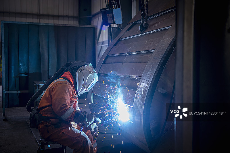工程工厂里工作的焊接工人图片素材