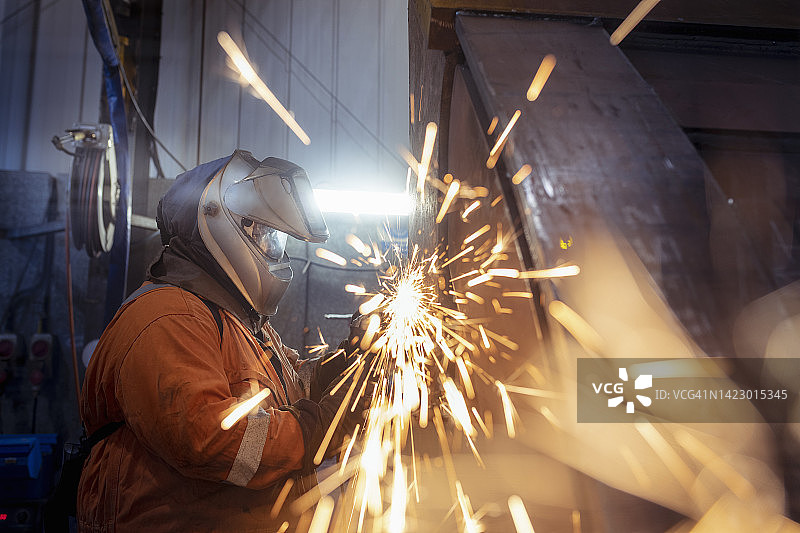 男人在工程工厂研磨金属图片素材