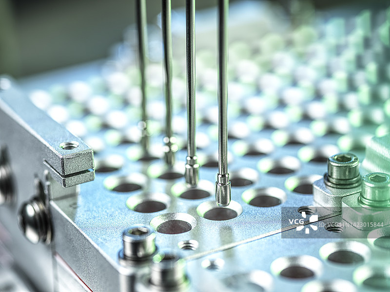 自动化机器人微孔板样本分析图片素材