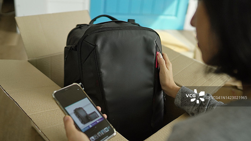 女子拆开网购包裹图片素材