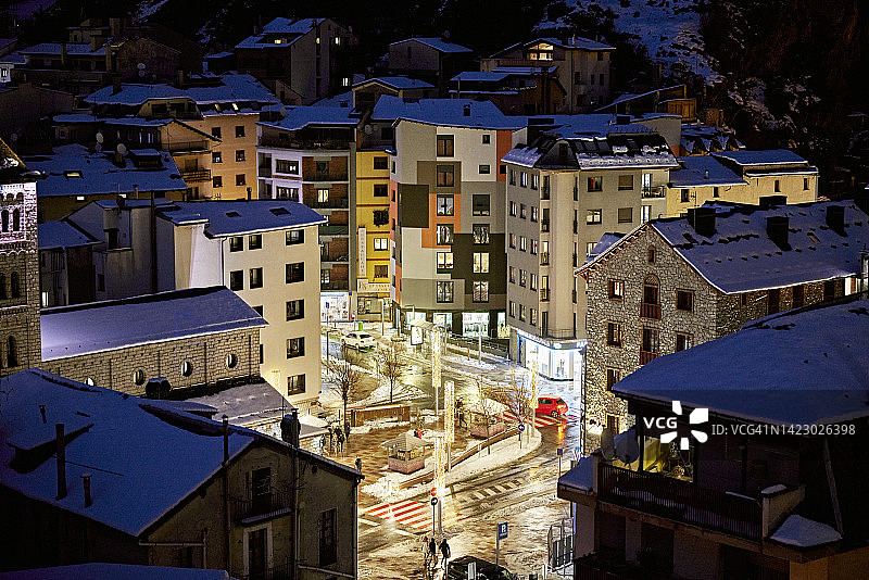 安道尔城中的圣诞灯饰图片素材