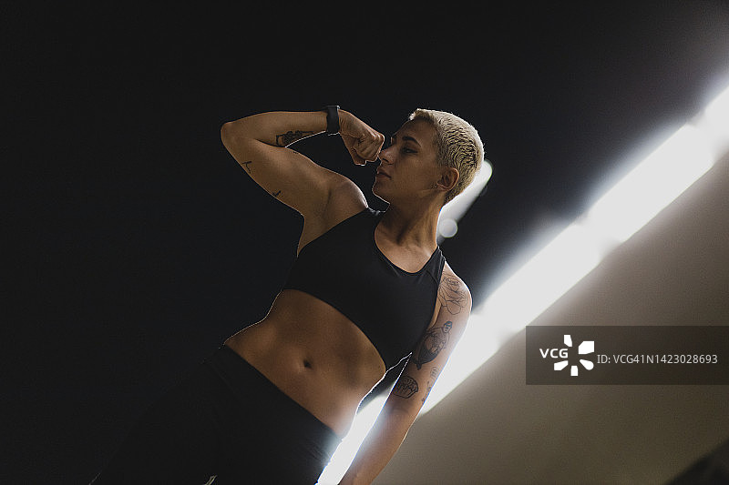 对健身结果感到满意的短发年轻女人图片素材