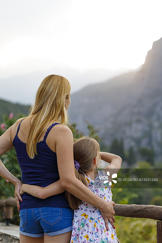 母女看日落图片素材