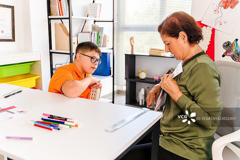 心理治疗师与年轻男孩图片素材