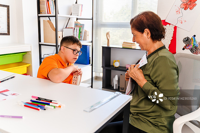 心理治疗师与年轻男孩图片素材