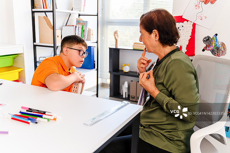语音治疗师与小男孩一起工作图片素材
