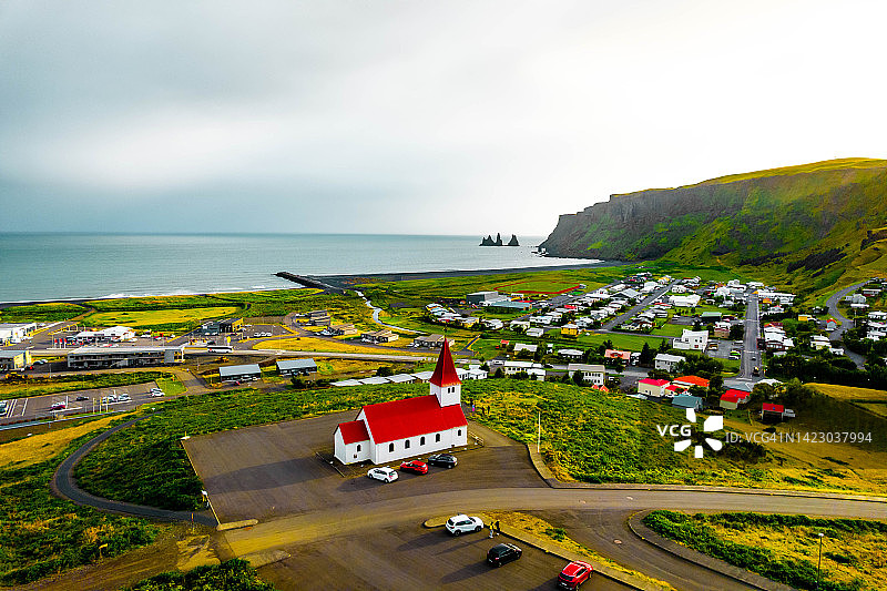 冰岛维克教堂夏季景色鸟瞰图图片素材