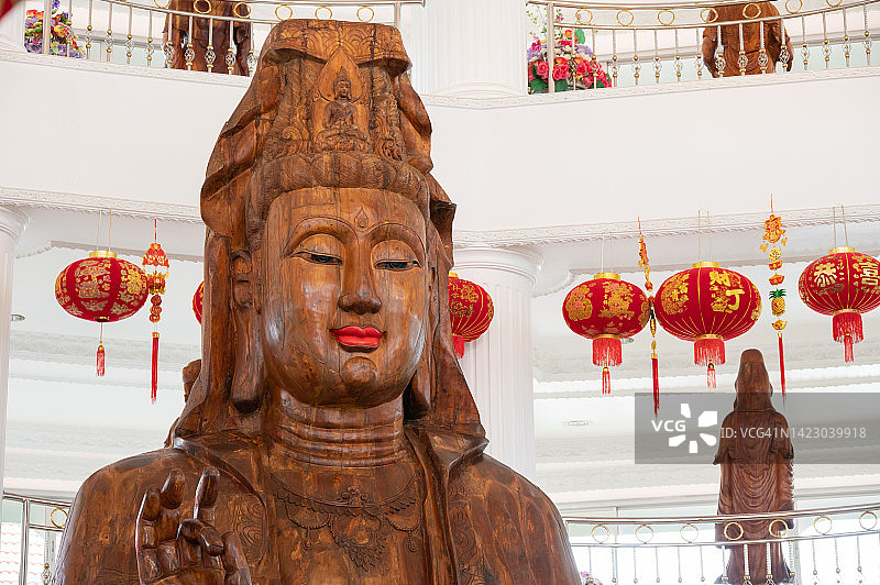 泰国清莱府怀华巴康寺大型木制观音雕像图片素材