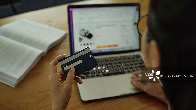 使用信用卡进行网上购物图片素材