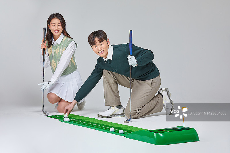 情侣高尔夫时尚MZ世代推杆图片素材