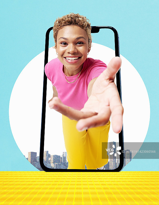 人物从手机中伸出手图片素材