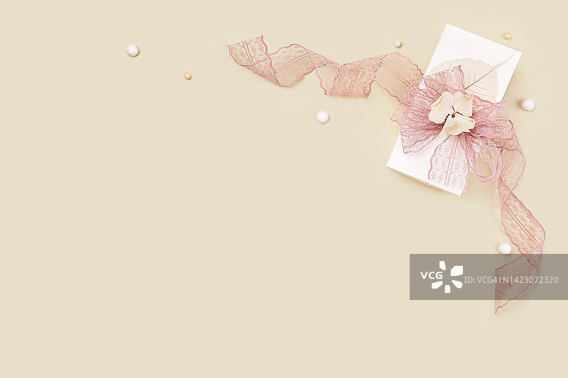 粉色和白色礼品静物图片素材