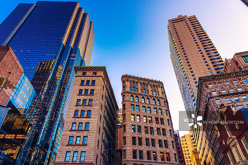 摩天大楼的仰视角度，可见美国马萨诸塞州波士顿标志性旧州议会大厦，具有旅游目的地概念的建筑图片素材