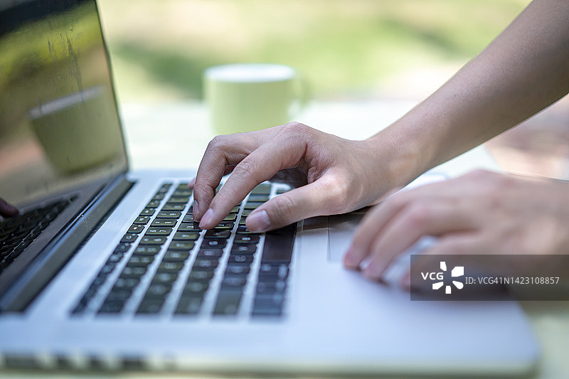 女人在笔记本电脑上打字图片素材