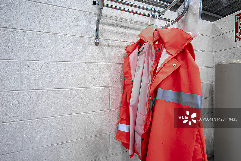 工业设施中的安全背心图片素材