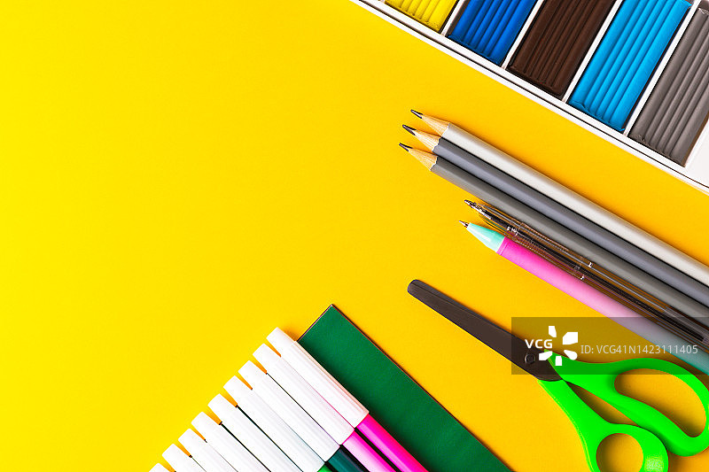黄色背景上的文具，带有文字区域图片素材