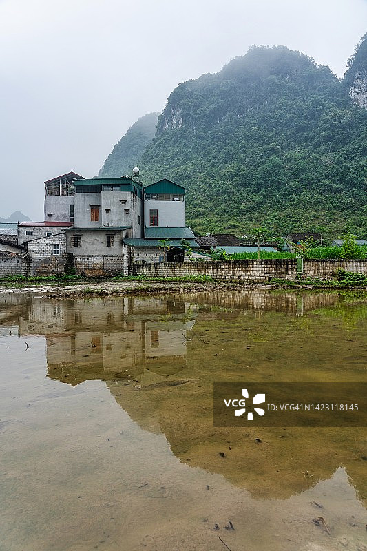 越南高平省北部（中国边境）道路、稻田和奇形高山的雾景无人机日出图片素材