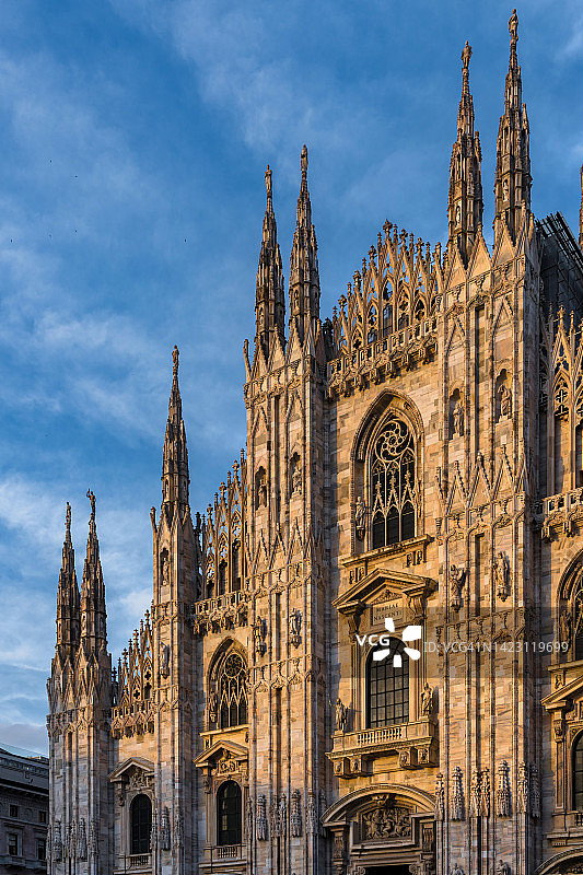 米兰大教堂的日落景色图片素材