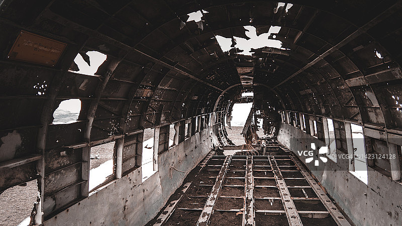 冰岛黑沙滩DC-3飞机残骸内部图片素材