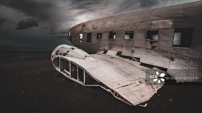 索尔黑马沙滩上损毁的DC-3飞机的戏剧性侧面照图片素材