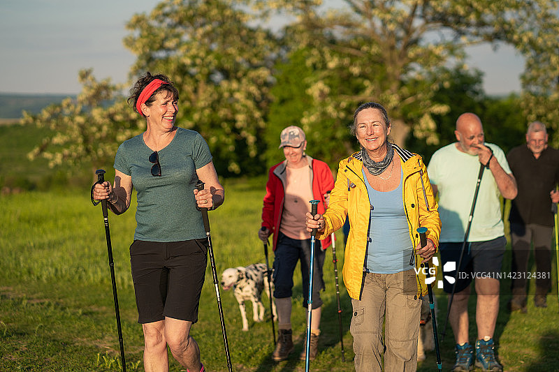 朋友们和狗一起快乐地徒步旅行图片素材