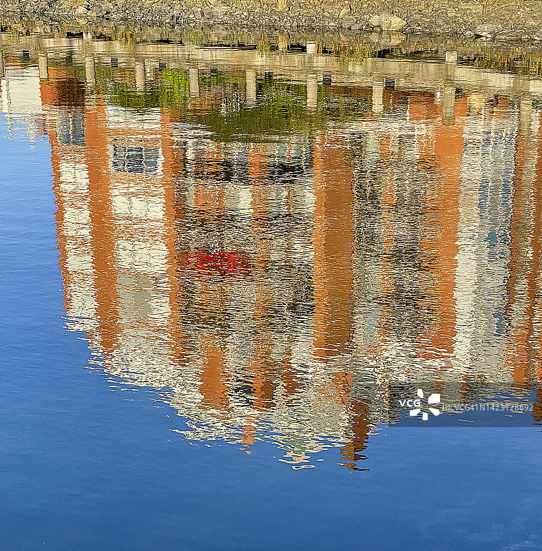 公寓楼的水面倒影图片素材