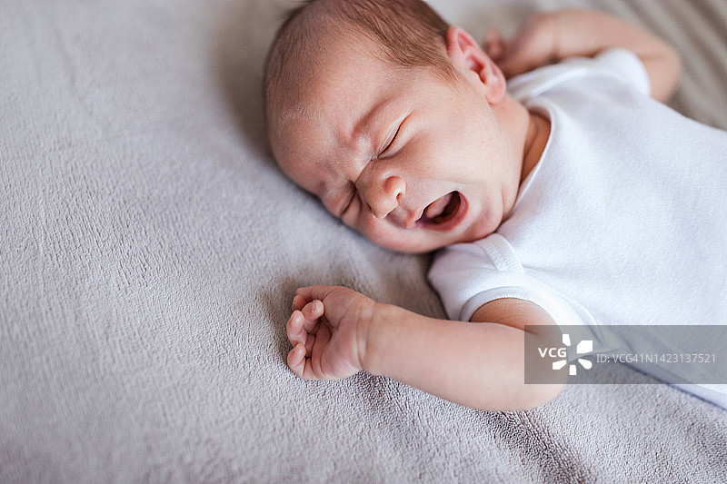 疼痛哭泣的婴儿图片素材