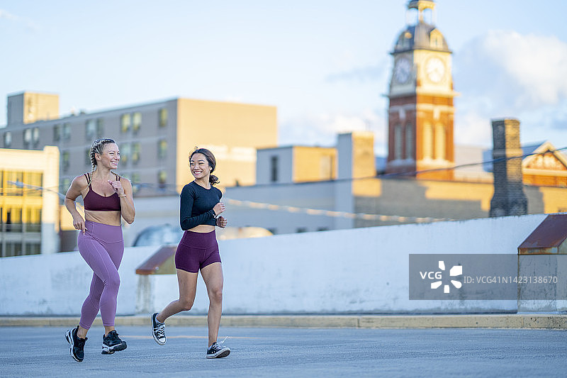在城市里一起跑步的女性图片素材